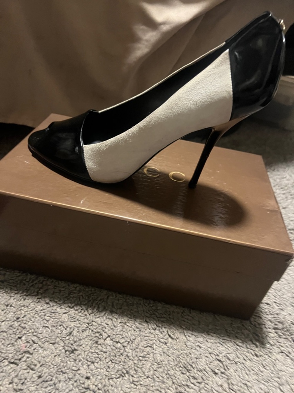 Gucci Black and White Two-Tone Pointed Toe Stiletto Pump